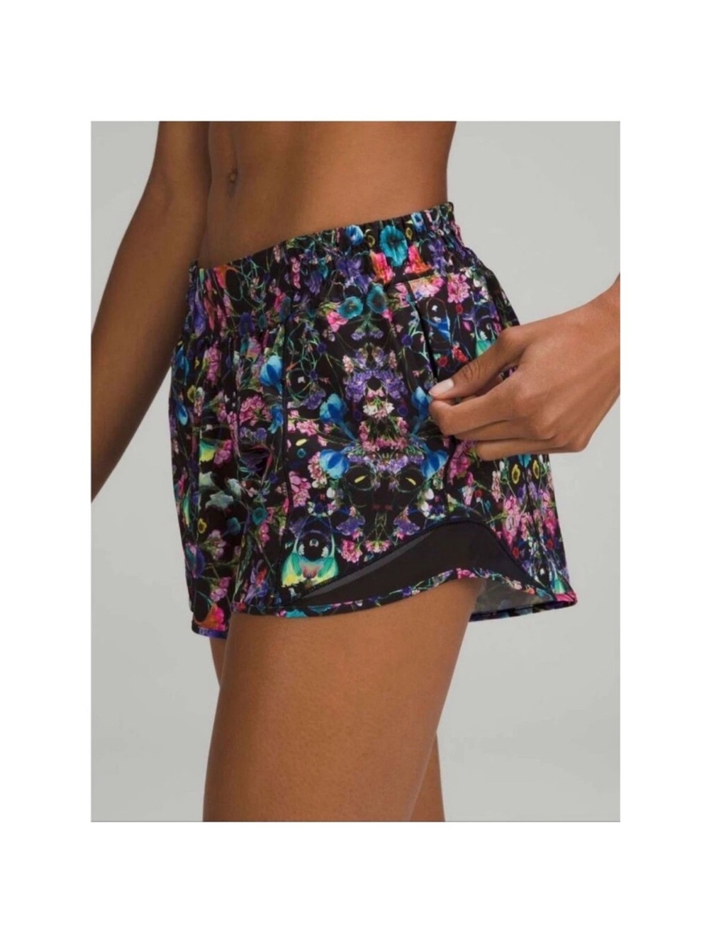 EUC Lululemon Hotty Hot Low-Rise Lined Shorts  in Flowerscope Size 4 Inseam 2”